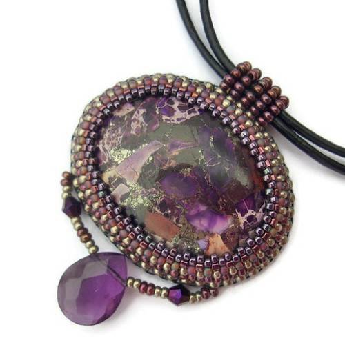 Collier pendentif, médaillon brodé, pendentif regalite mauve, collier pendentif pierres fines violet 