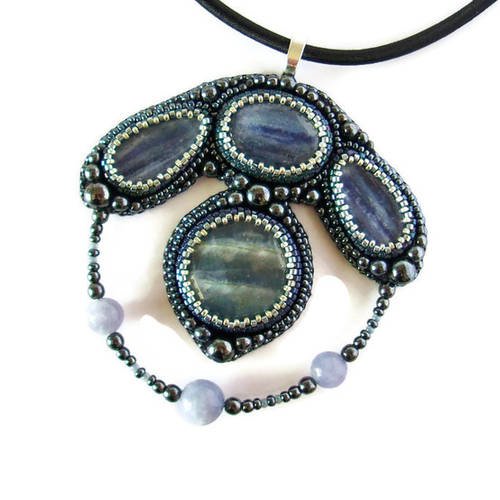 Collier femme, collier labradorite, collier pendentif, collier cristal, médaillon brodé, collier bleu et noir gris
