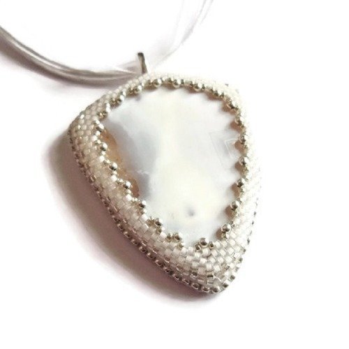 Collier pendentif blanc et argenté brodé agate givré et perles miyuki, collier mariage, bijoux mariée