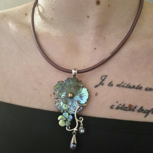 Collier  pendentif fleurs de nacre