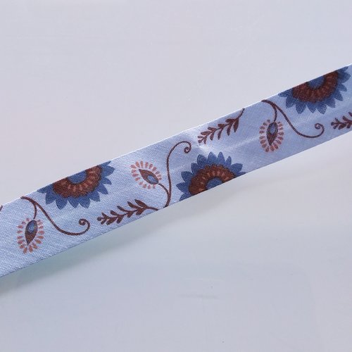 Biais - 35% coton 65 % polyester - 2 cm de large - fond bleu ciel motifs fleur marron - vendu au mètre