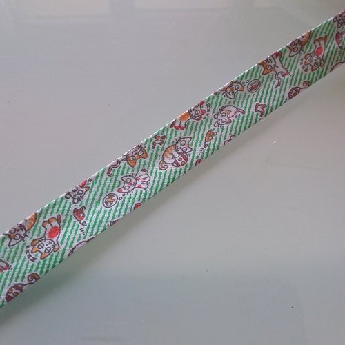 Biais motif enfant - 35% coton 65 % polyester - 2 cm de large - fond blanc motifs chat orange et rouge et rayures vertes- vendu au mètre