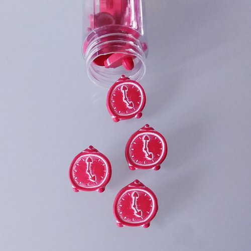 Boutons fantaisies - lot de 8 boutons - horloge rouge - matière plastique