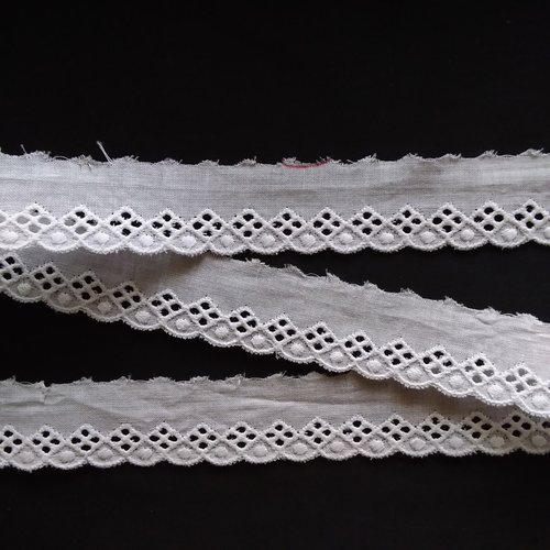 Broderie  anglaise blanche - 100 % coton - vendu au mètre  - customisation  - habillement