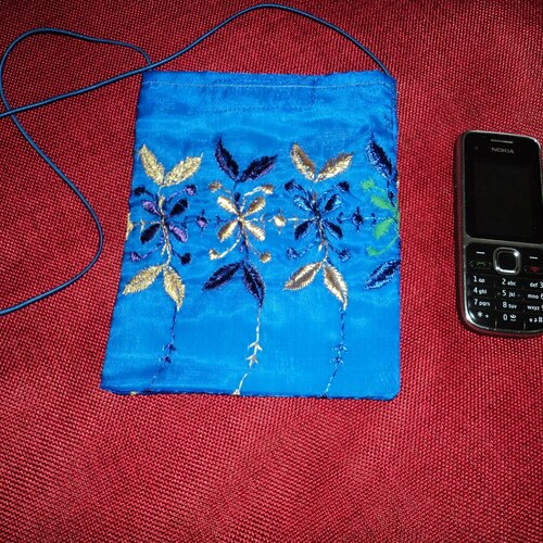 Étui  ou mini-sac pour téléphone en  tissu marocain bleu brodé
