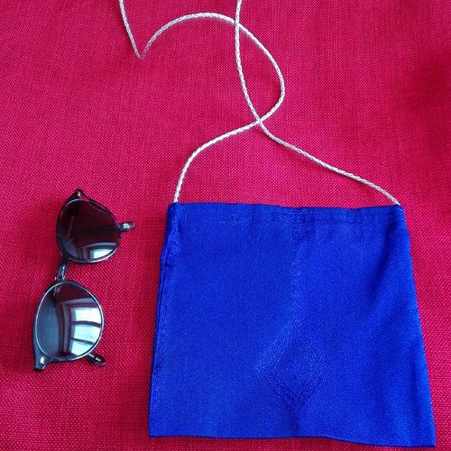 Étui pour  petit téléphone ou mini-sac  bleu roi à porter autour du cou