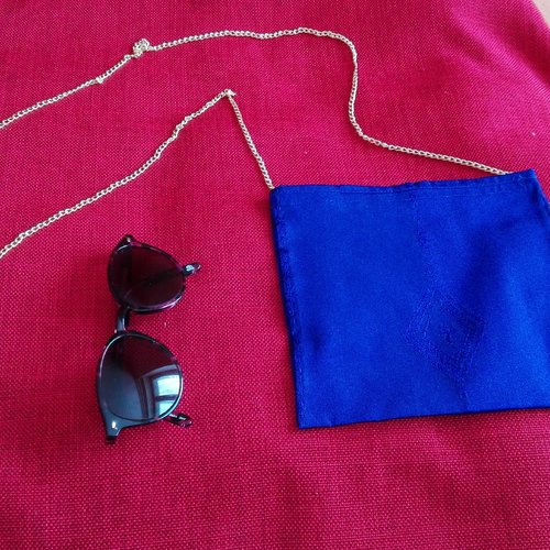 Étui pour  petit téléphone ou mini-sac  bleu roi à porter en bandoulière