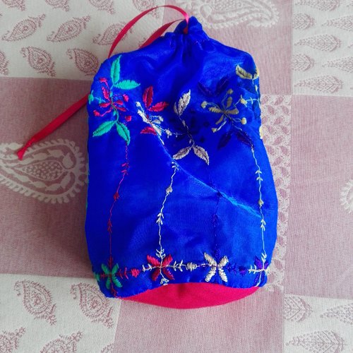 Petit sac ou  fourre-tout  en  tissu marocain bleu brodé