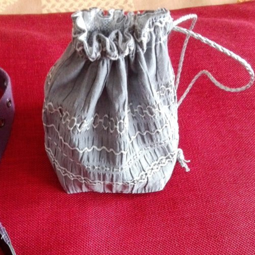 Petit sac ou pochon fourre-tout  en  tissu polyester gris à rayures argenté