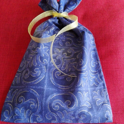 Sac emballage cadeau en tissu bleu/or