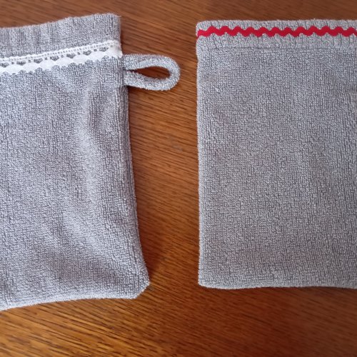 Lot de deux gants de toilette