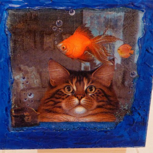 Tableau bois le chat et le poisson rouge, collage techniques mixtes