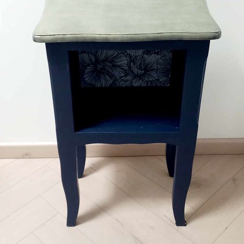 Table de chevet élégante bleu marine POLKA sur pieds dorés / 38 cm