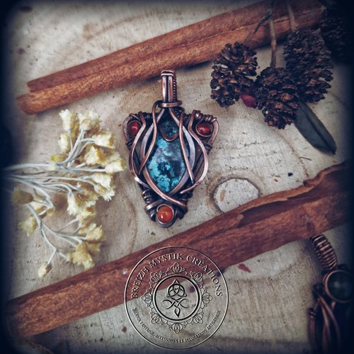 Pendentif en cuivre patiné turquoise du tibet et cornaline