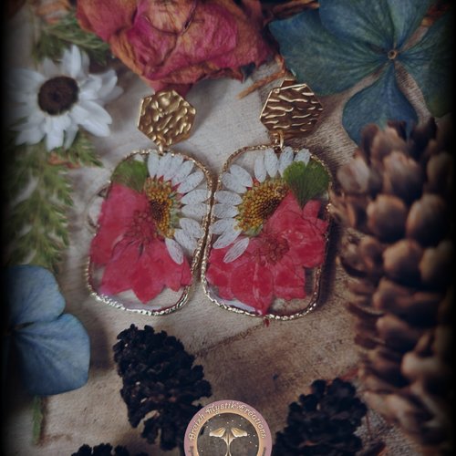 (adopté)paire de boucles d'oreilles botanique marguerites, dauphinelles et feuilles de fougère lutti