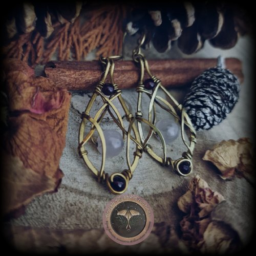 Paire de boucles d'oreilles en laiton, quartz rose et grenat