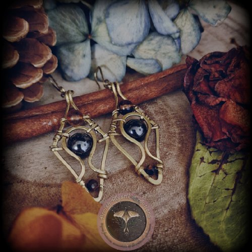 (adoptée) paire de boucles d’oreilles en laiton losange, hématite, ambre et œil du tigre