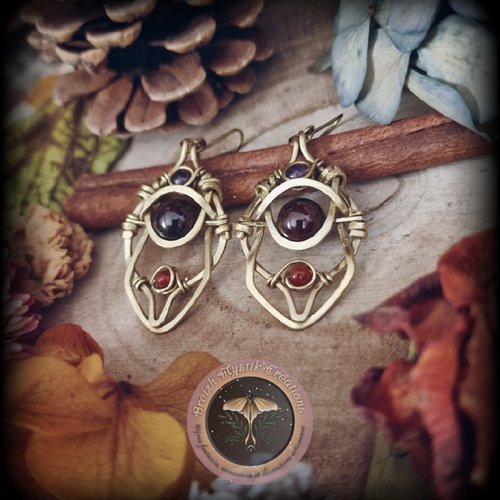 Paire de boucles d’oreilles en laiton grenat, cornaline et améthyste