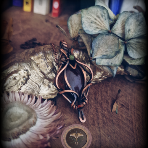 Pendentif en cuivre grenat hessonite,  jade néphrite et cornaline