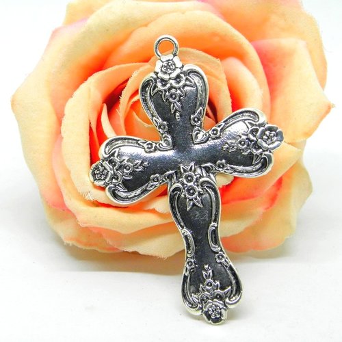 Pendentif croix baroque stylisée argenté, croix religieuse fleurie baroque, pendentif religieux argenté,