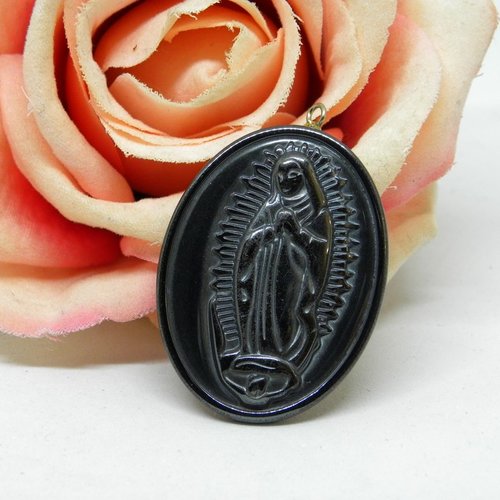 Amulette pendentif ovale représentant la vierge priant, médaillon hématite effigie de la sainte vierge,