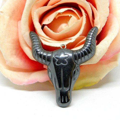 Amulette pendentif grigri représentant une tête de taureau, médaillon bohème hippie hématite tête de boeuf,