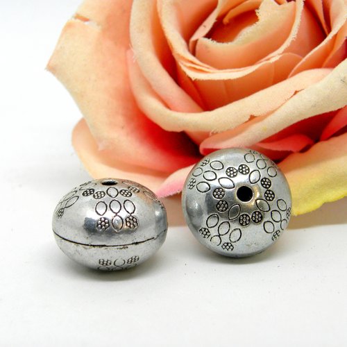Enorme perle ronde et bouton en métal argentée stylisée, grosse perle ronde en métal couleur argenté,