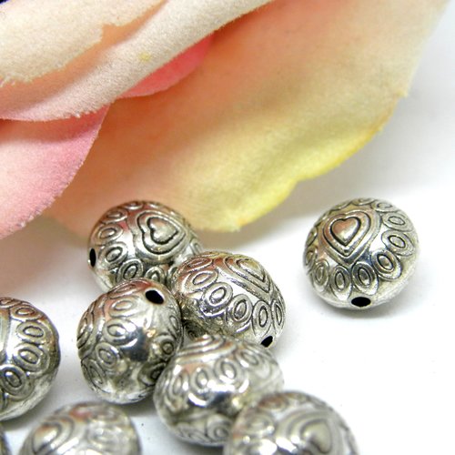 Perle bouton ronde gravée d'un coeur argentée en métal, perle ronde bouton coeur en métal couleur argentée,