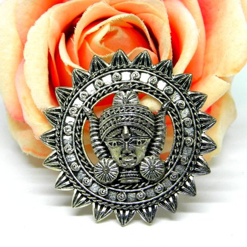 Pendentif médaillon rond étoilé aztèque à l'effigie d'une divinité, pendentif métal rond etnick argenté,