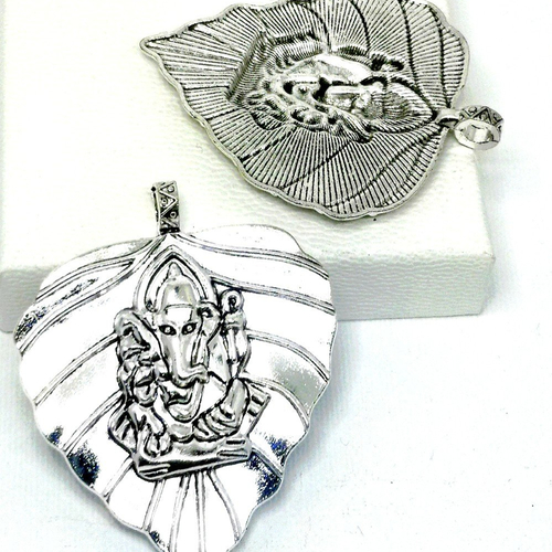 Lot de 2 pendentifs médaillons ganesh sur une feuille de lotus, pendentif éléphant en argent tibétain ,