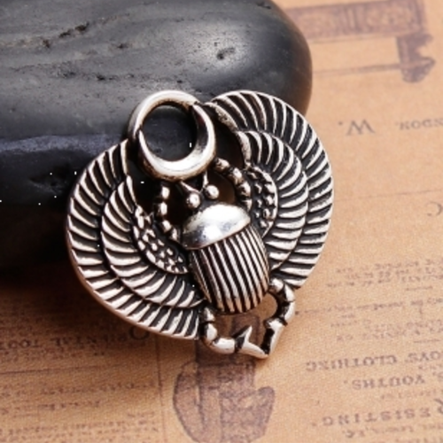 Pendentif style oriental / ethnique / egypte : scarabée - métal argenté