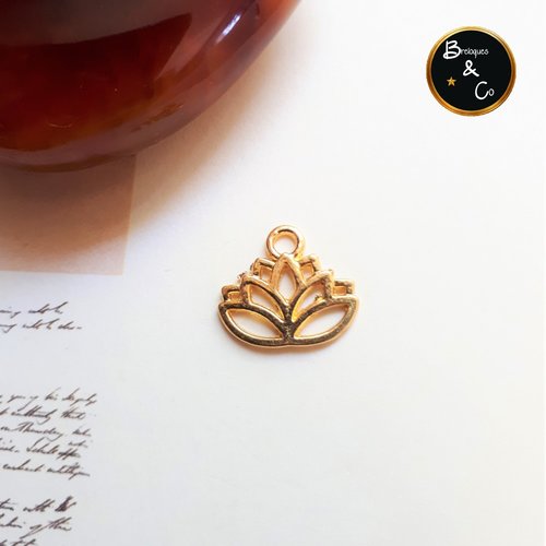 Breloque - pendentif  fleur de lotus - métal doré