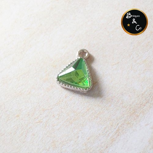 Breloque triangle métal argenté avec strass en verre vert clair