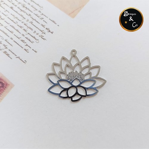 Pendentif estampe en filigrane  - fleur de lotus - argenté