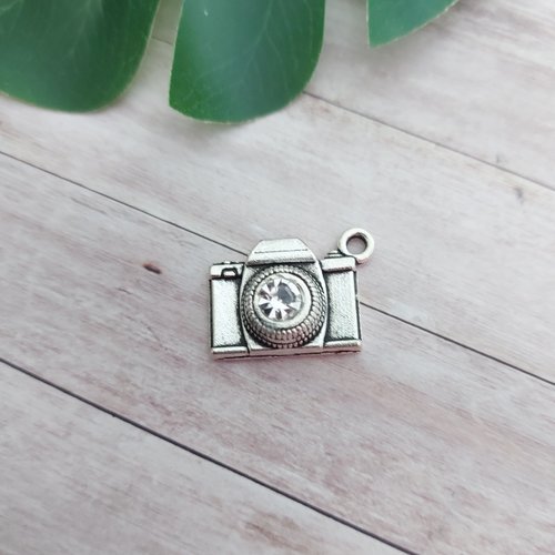 Breloque appareil photo métal argenté avec strass