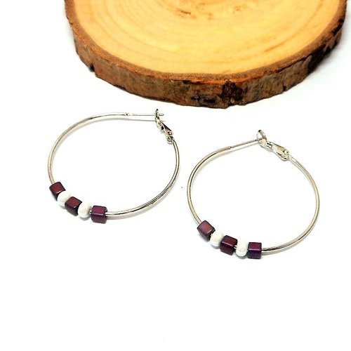 Boucles d'oreille style créoles argentées perles marron violet et blanches