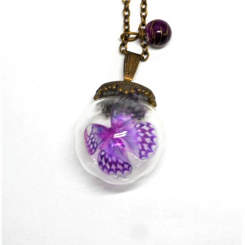 Collier sautoir globe en verre papillon violet, perle violette par breloques et cie