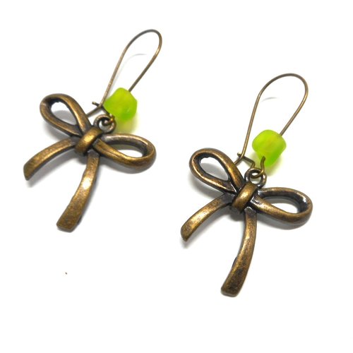 Boucles d'oreilles dormeuses bronze noeud perle filée verte par breloques et cie