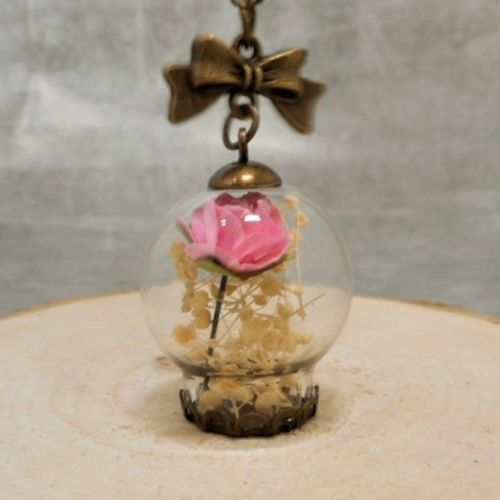 Collier sautoir fantaisie globe rose rose et feuillage blanc
