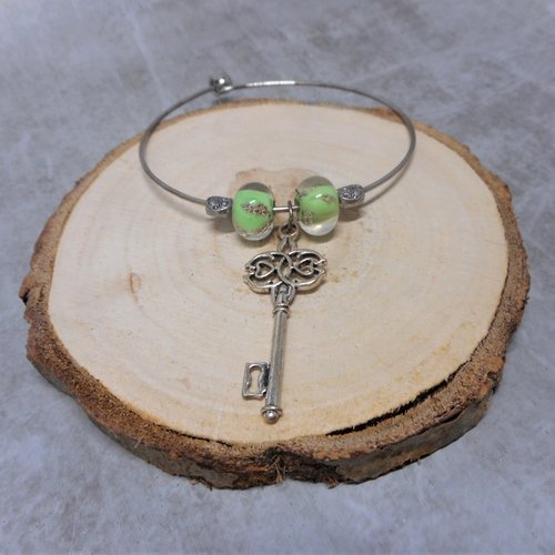Bracelet jonc rigide breloque clé et perles filées vertes par breloques et cie