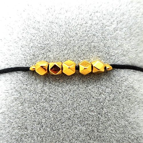 Bracelet minimaliste fantaisie réglable noir et perles dorées par breloques et cie