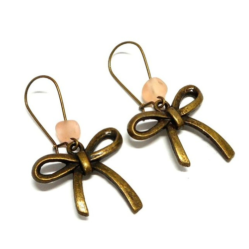 Boucles d'oreilles dormeuses bronze noeud perle filée rose pale par breloques et cie