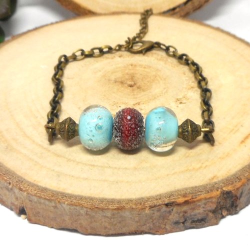 Bracelet couleur bronze perles filées rouge et bleues par breloques et cie