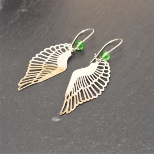 Boucles d oreilles ailes et perles vertes par breloques et cie