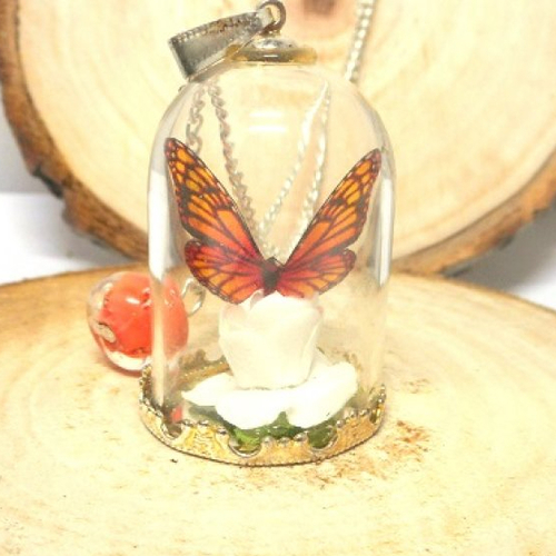 Collier sautoir globe en verre papillon orange et perle filée par breloques et cie
