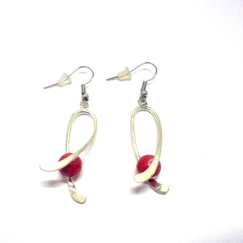 Boucles d'oreille argentées torsadées perle rouge