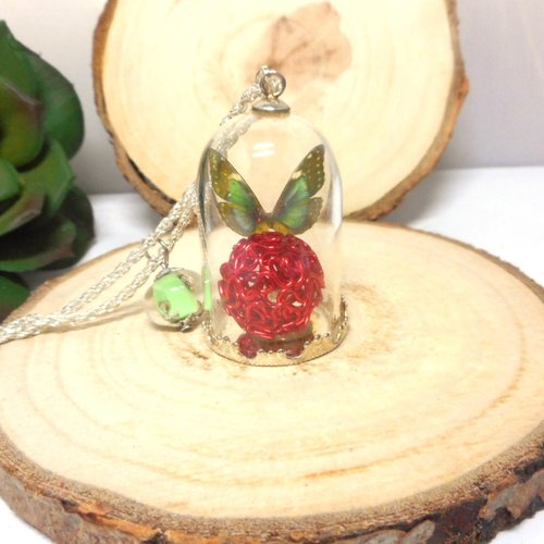 Collier sautoir globe en verre papillon vert, boule rouge, perle filée par breloques et cie