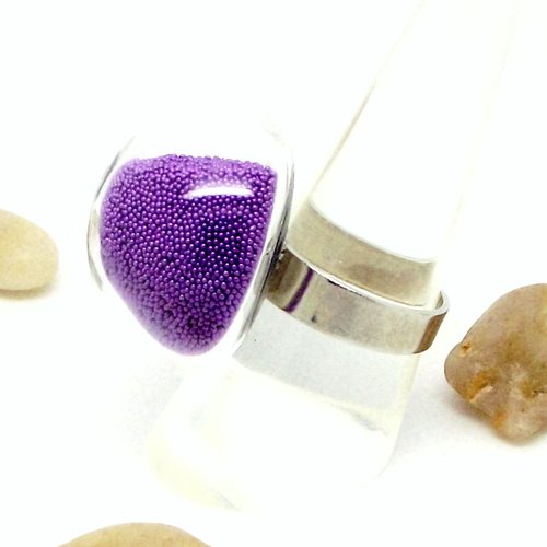 Bague globe ronde remplie de microbilles violettes par breloques et cie