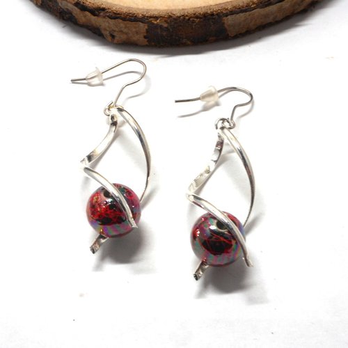 Boucle d'oreille spirale argentée perle rouge métallisé par breloques et cie