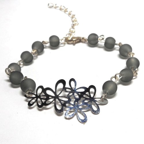 Bracelet estampe fleurie argentée perles grises